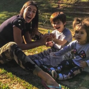 Filhos de Adriana Sant'Anna, Rodrigo e Linda apareceram em vídeo com a mãe