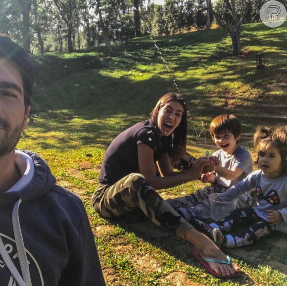 Filhos de Adriana Sant'Anna, Rodrigo e Linda apareceram em vídeo com a mãe