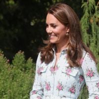 Kate Middleton usa vestido de princesa com joia acessível em inauguração