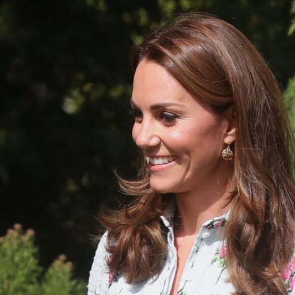 Kate Middleton aposta em look floral para inauguração de jardim nesta terça-feira, dia 10 de setembro de 2019