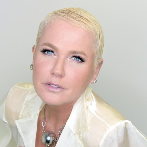 Xuxa Meneghel elenca looks usados por ela em programa de TV: 'Roupas brilhosas, com menos brilho, com e sem decotes, mais estruturadas...'