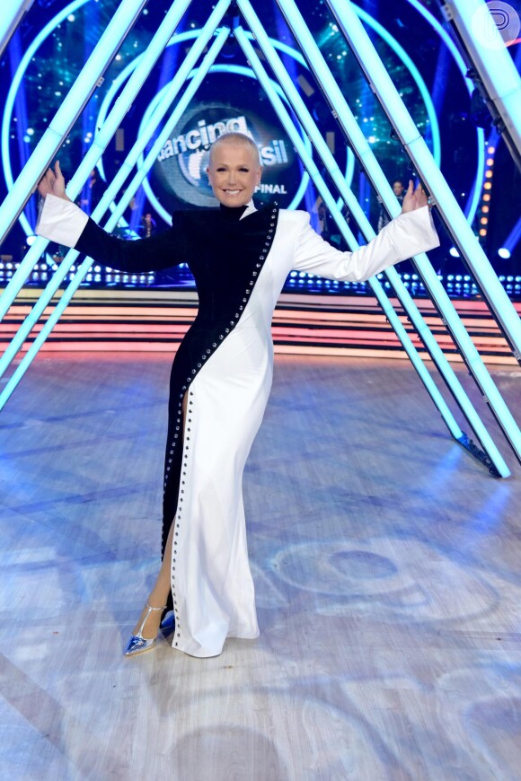 Xuxa tem opinião da filha, Sasha, em looks do 'Dancing Brasil': 'Ela diz se gostou'