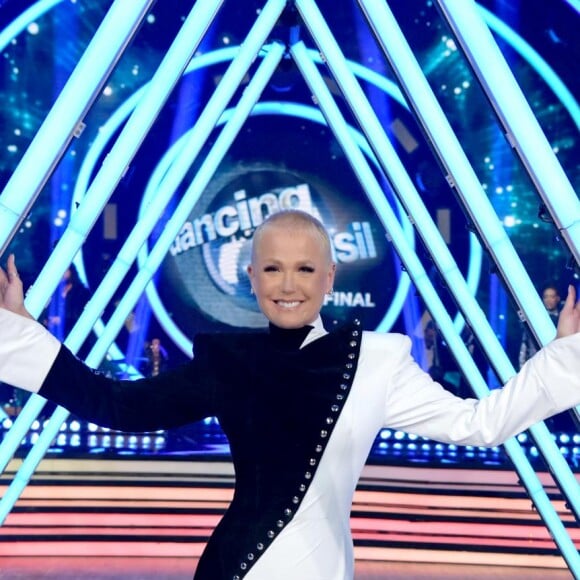 Xuxa tem opinião da filha, Sasha, em looks do 'Dancing Brasil': 'Ela diz se gostou'