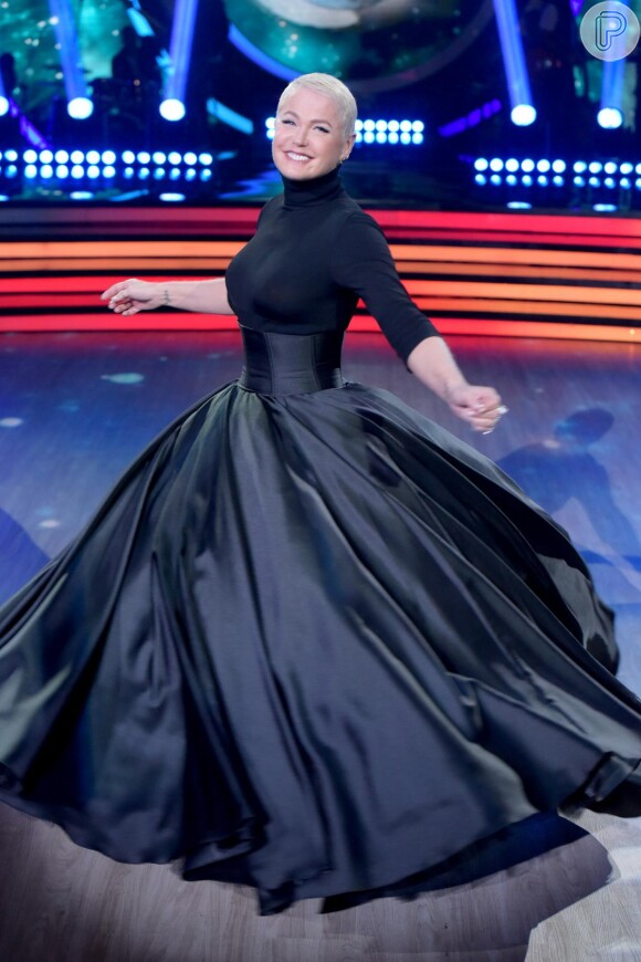 Xuxa Meneghel também tem espaço para looks monocromáticos, como este all black usado por ela no 'Dancing Brasil'