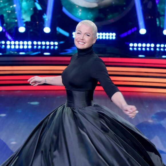 Xuxa Meneghel também tem espaço para looks monocromáticos, como este all black usado por ela no 'Dancing Brasil'