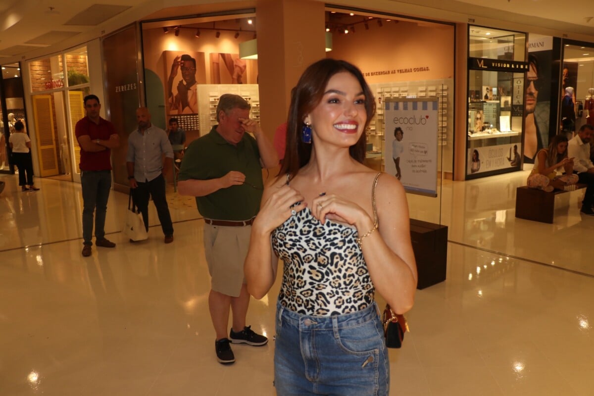 Foto: Isis Valverde marcou presença em evento realizado em shopping da zona  sul do Rio de Janeiro, na noite desta terça-feira, 10 de setembro de 2019 -  Purepeople