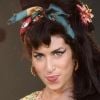 Lenço no cabelo: cantora Amy Winehouse deixava os cabelos ainda mais dramáticos com acessórios nas madeixas