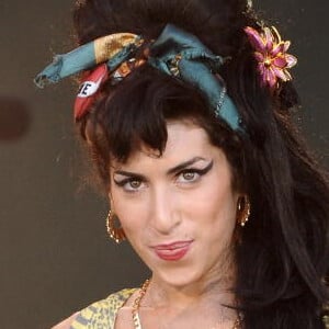 Lenço no cabelo: cantora Amy Winehouse deixava os cabelos ainda mais dramáticos com acessórios nas madeixas