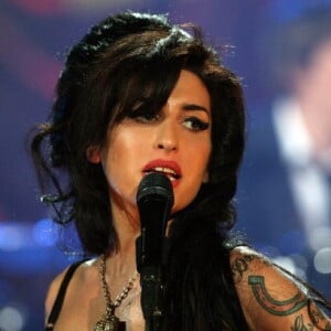 Amy Winehouse: cantora era adepta ao estilo pin-up tanto na beleza quanto na moda