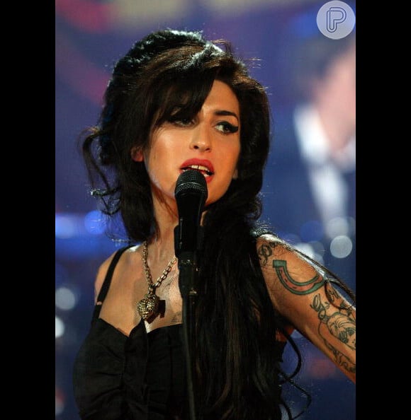 Amy Winehouse: cantora era adepta ao estilo pin-up tanto na beleza quanto na moda