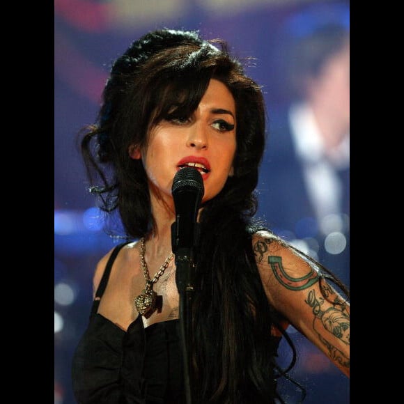 Amy Winehouse: cantora era adepta ao estilo pin-up tanto na beleza quanto na moda