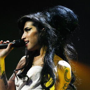 Penteado 'beehive' (ou colmeia) de Amy Winehouse era inspirado em Brigitte Bardot
