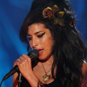 Cabelo de Amy Winehouse ganhava um ar retrô com arranjos de flores e visual inspirado nos anos 60