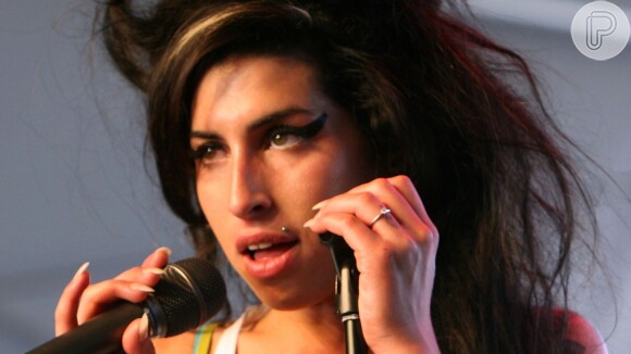 Amy Winehouse: inspire-se em visuais e maquiagens icônicos da cantora!