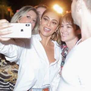 Juliana Paes é abordada por fãs e distribui selfies em evento de moda