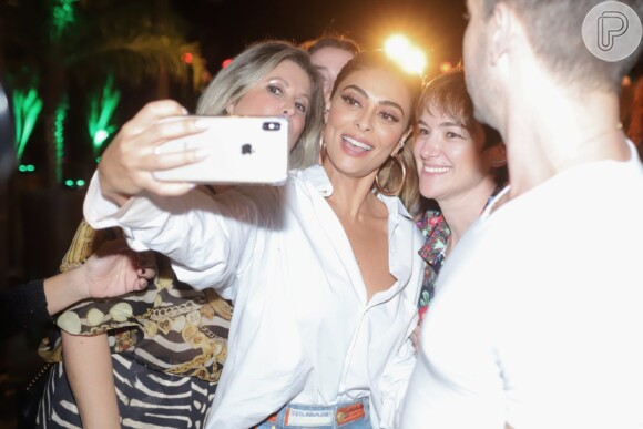 Juliana Paes é abordada por fãs e distribui selfies em evento de moda