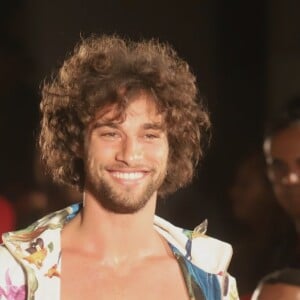 Pablo Morais esbanja simpatia nas passarelas em desfile de moda no hotel Fairmont, em Copacabana, no Rio de Janeiro