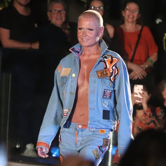 Juliana Paes prestigia Xuxa Meneghel nas passarelas em desfile de moda