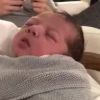 Filho de Carlo Dantas e Vinícius Martinez apareceu em vídeo no colo do pai após seu nascimento