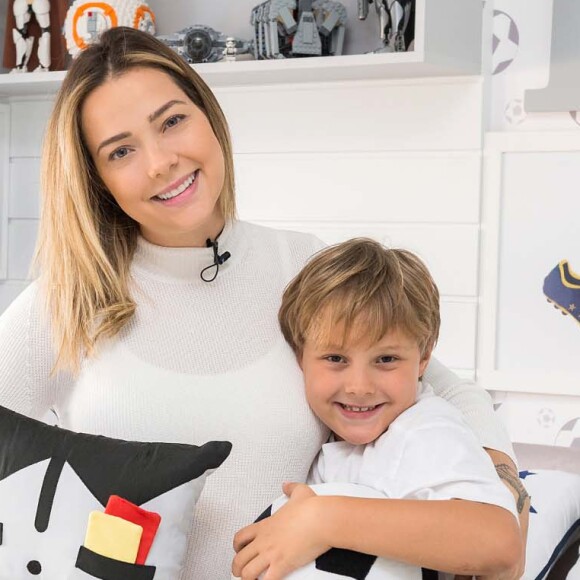 Filho de Neymar e Carol Dantas, Davi Lucca mimou o irmão, Valentin, após seu nascimento