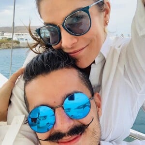 Priscila Fantin e Bruno Lopes se casaram na Grécia e o sol foi única testemunha do casal