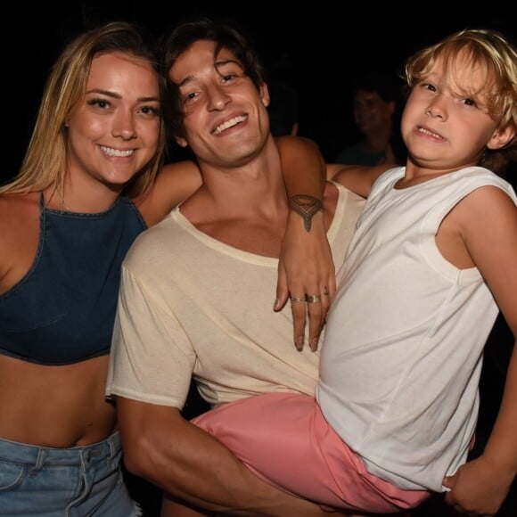 Filho de Carol Dantas, Davi Lucca paparicou o irmão, Valentin, em vídeo