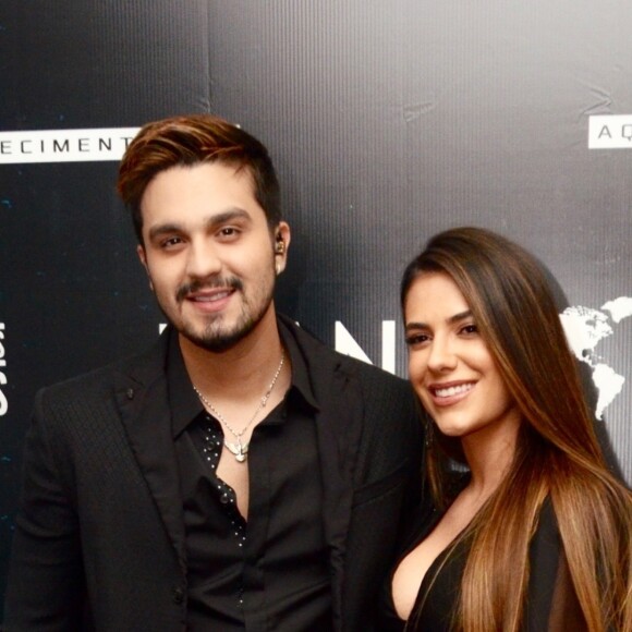 Luan Santana e Jade Magalhães ficaram noivos durante passeio de balão em Portugal