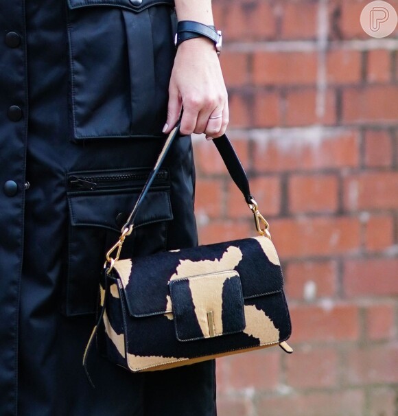 A bolsa cow print garante elegância retrô ao look