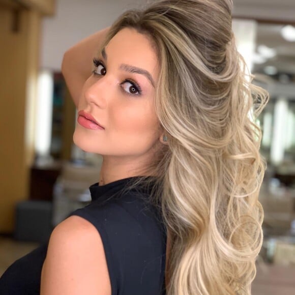  Irmã de Luan Santana, Bruna Santana aposta em biquíni vermelho em foto nesta quarta-feira, dia 18 de setembro de 2019
