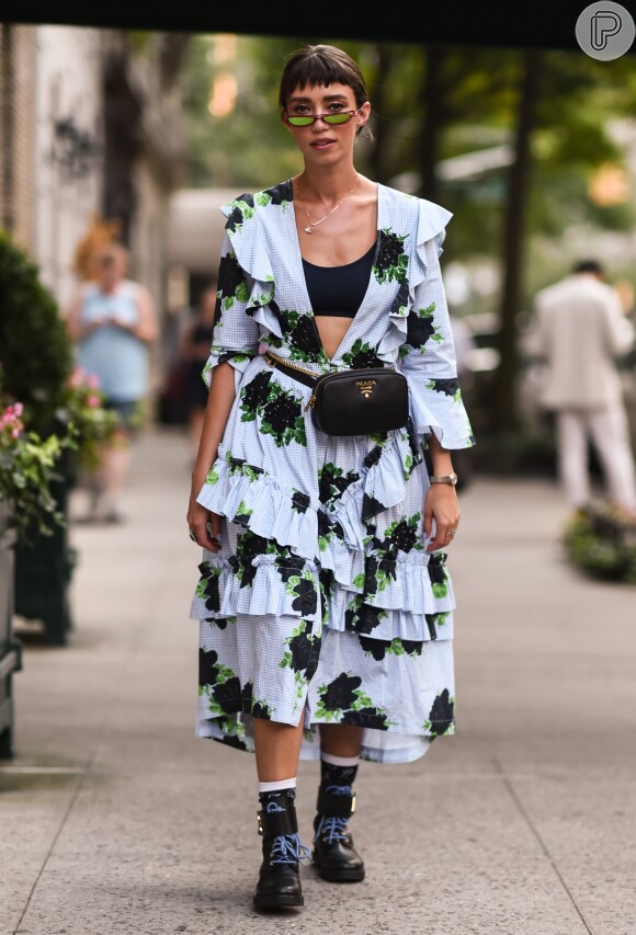 Vestido floral com top: a dica do street style é apostar em decotes mais profundos para usar com tops e sutiãs à mostra na primavera/verão 2020
