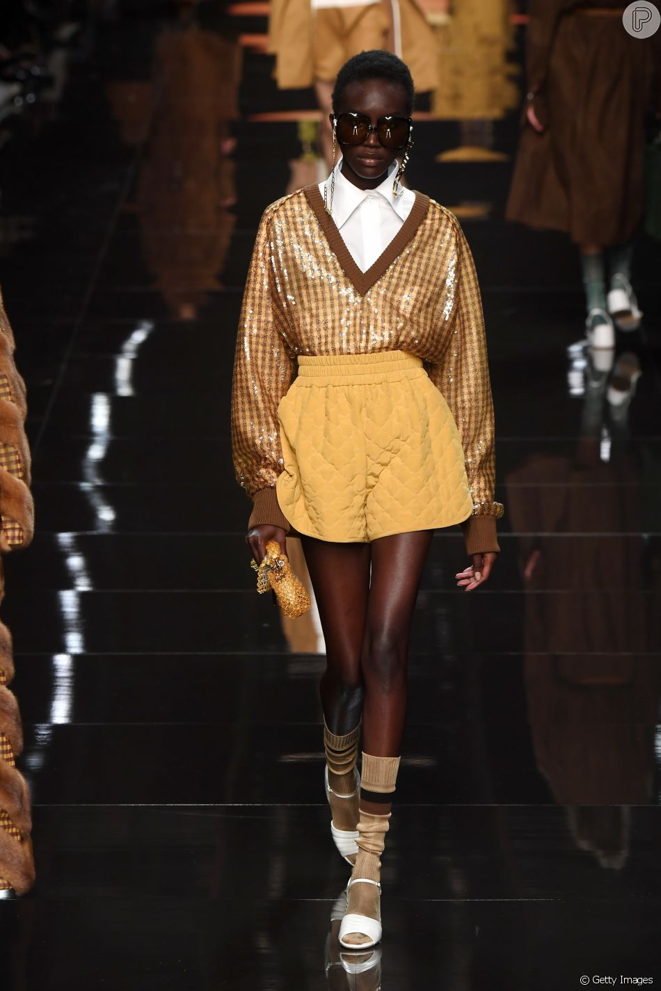 A Fendi apostou nos seus clássicos tons terrosos, mas de maneira mais descolada para o verão, com short e meia aparecendo nos looks