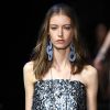 Na Semana de Moda de Milão, a Emporio Armani apostou no prateado como tendência para os looks de festa e balada de verão