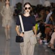 Na Semana de Moda de Milão, a grife Max Mara mostrou que a moda utilitária pode ser casual e leve: alfaiataria com bolsos e blusa básica preta