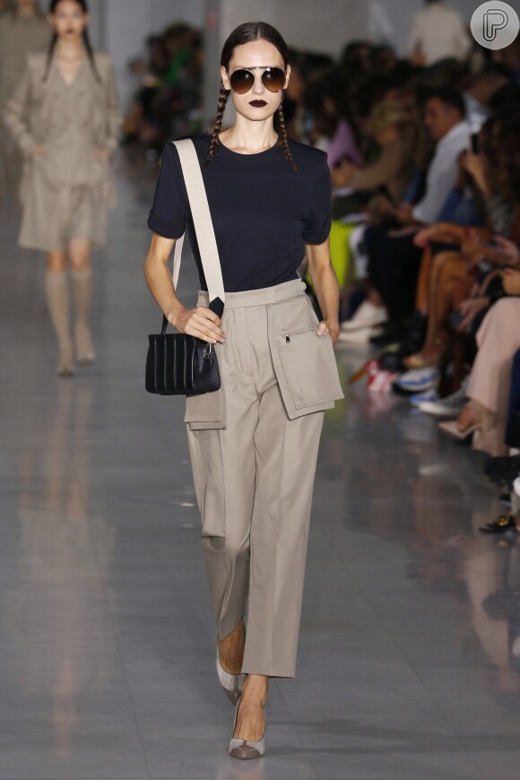 Na Semana de Moda de Milão, a grife Max Mara mostrou que a moda utilitária pode ser casual e leve: alfaiataria com bolsos e blusa básica preta