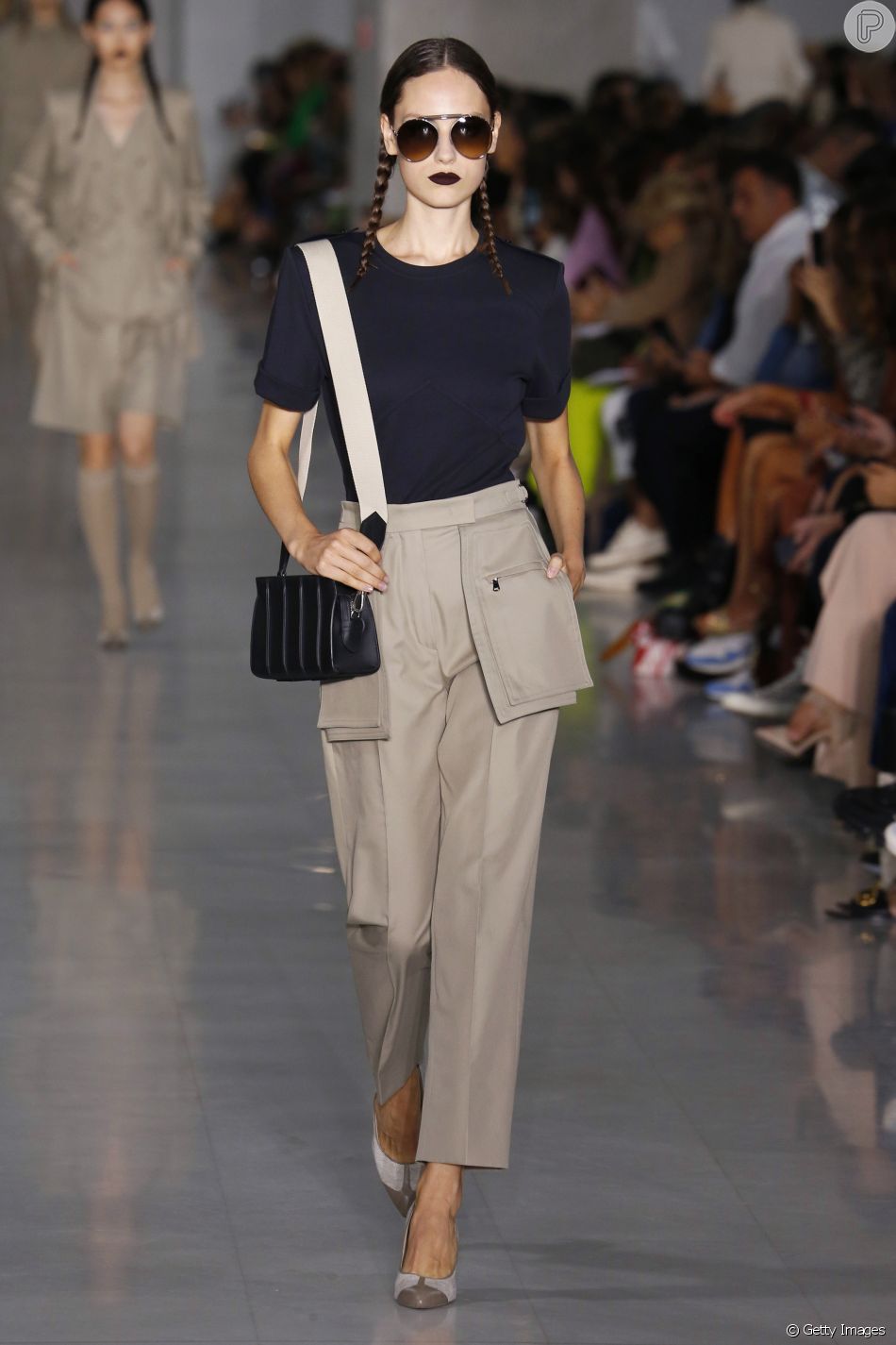 Na Semana de Moda de MilÃ£o, a grife Max Mara mostrou que a moda utilitÃ¡ria pode ser casual e leve: alfaiataria com bolsos e blusa bÃ¡sica preta