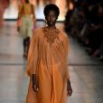  O laranja, uma das cores tendências da primavera/verão, apareceu no desfile de Alberta Ferretti na Semana de Moda de Milão 