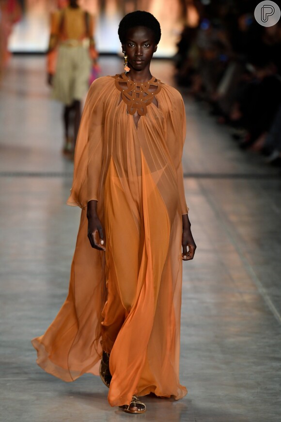 O laranja, uma das cores tendências da primavera/verão, apareceu no desfile de Alberta Ferretti na Semana de Moda de Milão