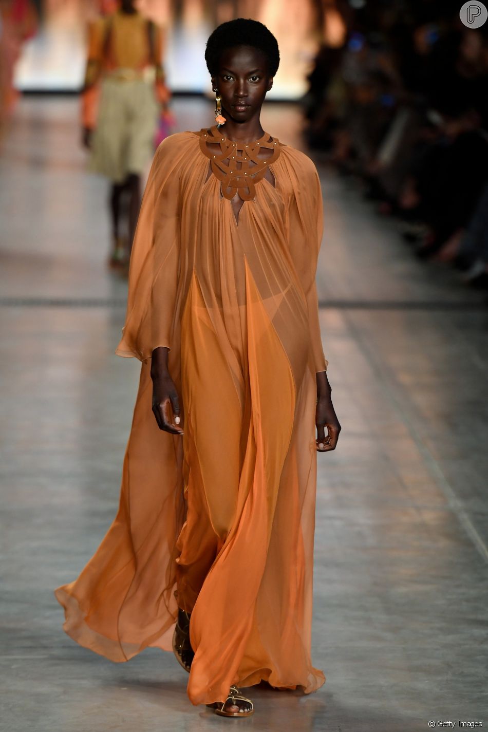 O laranja, uma das cores tendÃªncias da primavera/verÃ£o, apareceu no desfile de Alberta Ferretti na Semana de Moda de MilÃ£o