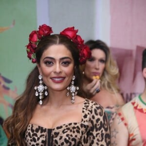 Juliana Paes, rainha de bateria da escola em 2019, foi à coroação de Paolla Oliveira