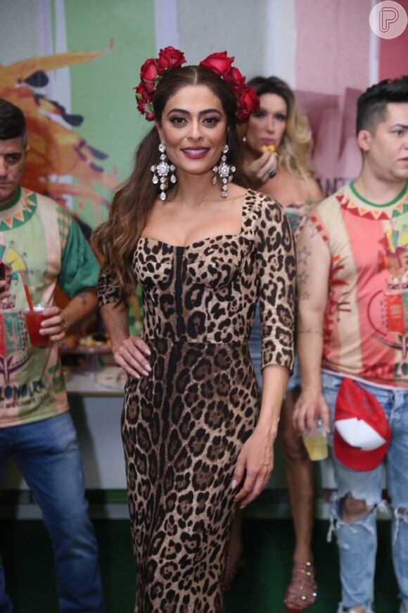 Juliana Paes, rainha de bateria da escola em 2019, foi à coroação de Paolla Oliveira