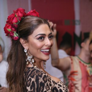 Juliana Paes usou look Dolce Gabbana com flores no cabelo