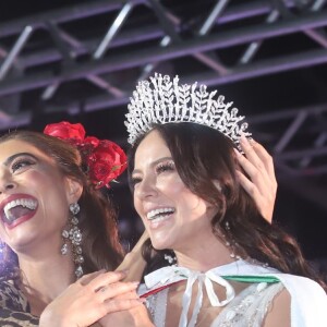 Paolla Oliveira e Juliana Paes posam juntas durante a coroação da nova rainha de bateria