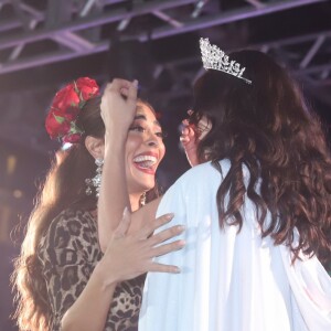 Paolla Oliveira recebe coroa de rainha de bateria da Grande Rio de Juliana Paes