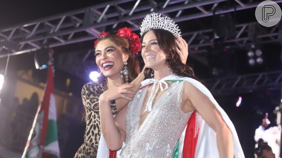 As atrizes Paolla Oliveira e Juliana Paes posaram juntas na coroação da primeira como rainha de bateria da Grande Rio, na quadra da escola na noite de sábado, dia 22 de setembro de 2019