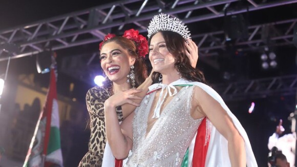 Vem, Carnaval! Juliana Paes coroa Paolla Oliveira como nova rainha da Grande Rio