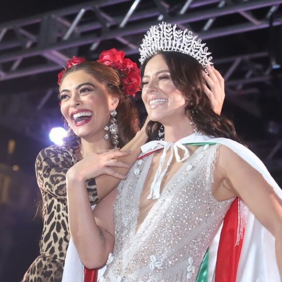 As atrizes Paolla Oliveira e Juliana Paes posaram juntas na coroação da primeira como rainha de bateria da Grande Rio, na quadra da escola na noite de sábado, dia 22 de setembro de 2019