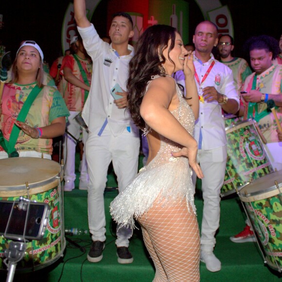 Paolla Oliveira escolheu um figurino branco assinado por Michelly X