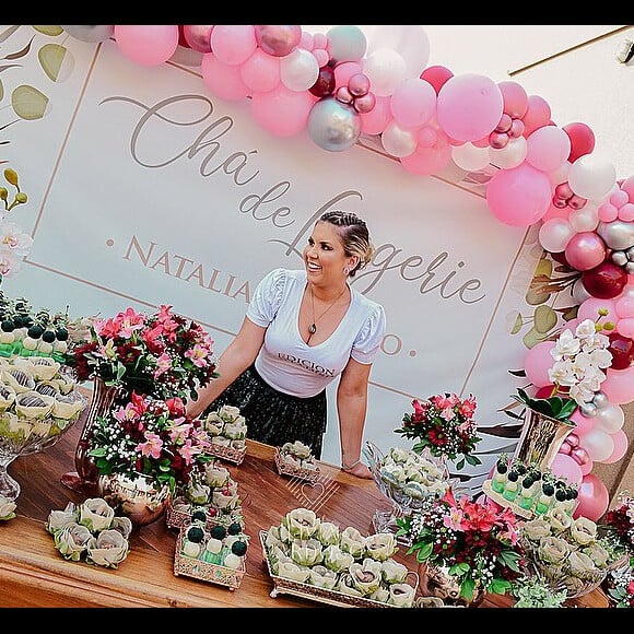 Mulher de Zé Neto, da dupla com Cristiano, reuniu madrinhas, amigas e a família em chá de lingerie