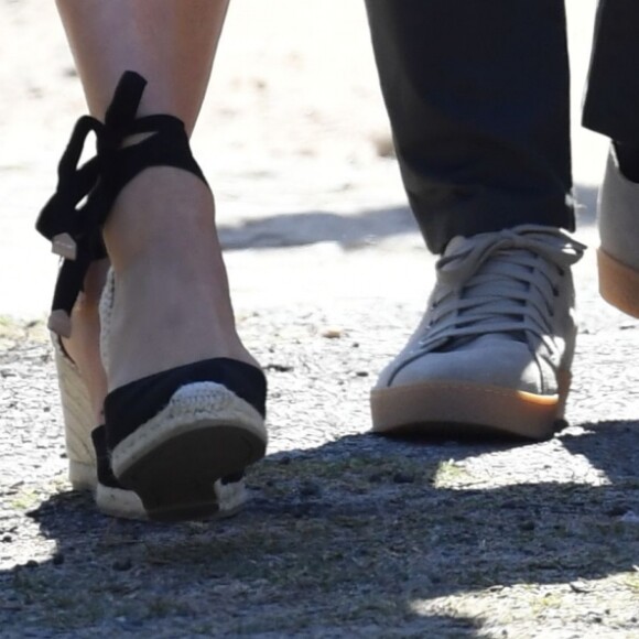 Meghan Markle e Harry deixa pernas à mostra em viagem pela África nesta terça-feira, dia 24 de setembro de 2019