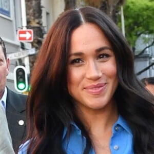 Meghan Markle ganha flores e usa vestido de botões em viagem pela África  nesta segunda-feira, dia 23 de setembro de 2019